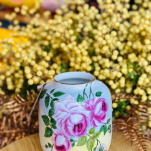 Lu Bé Vẽ Hoa Hồng